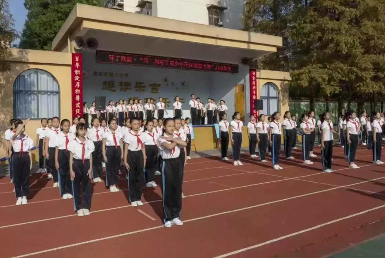 老头操屄"第二届环丁青少年环保创意大赛首先在津市市第二小学拉开帷幕"